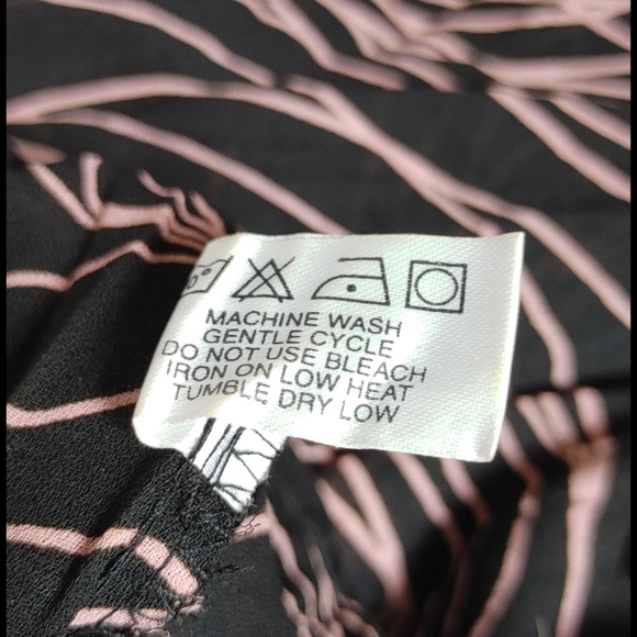 🎉HP🎉Violet & Claire Pink Swirl Crinkle Button Blouse - Picture 8 of 8